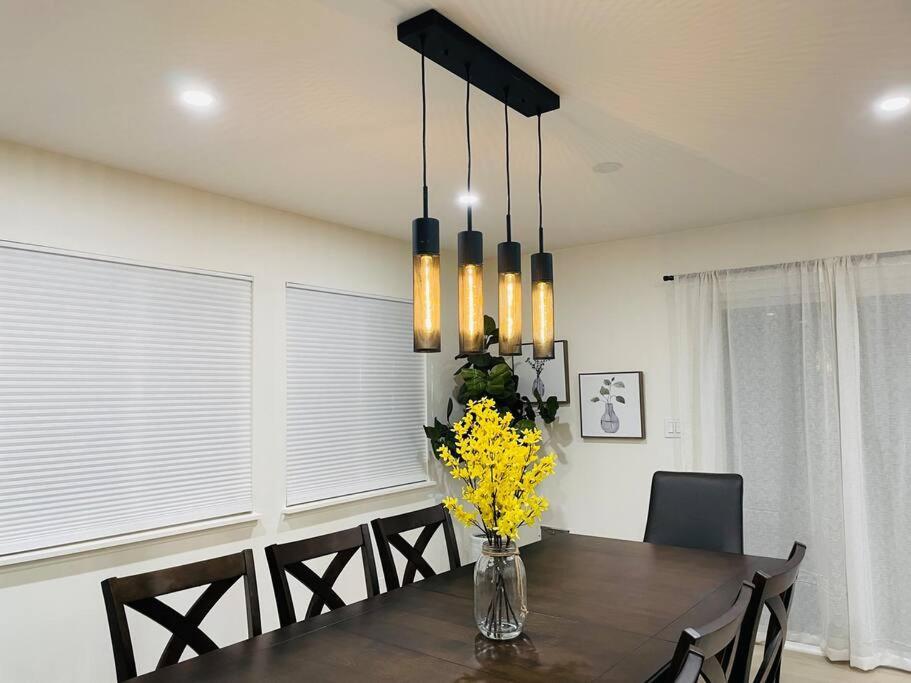 Bright, Stylish 4bd Modern House With Private Pool